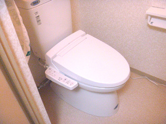 トイレリフォーム 最新便器と内装で明るくリニューアルしたトイレ