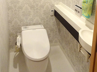トイレリフォーム 華やかなクロスを使用した高級感のあるトイレ
