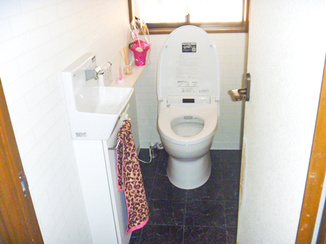 トイレリフォーム モノトーンでまとめた落ち着く雰囲気のトイレ