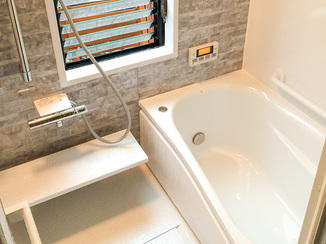 バスルームリフォーム ブラインド設置で快適な最新スタイルの浴室が完成