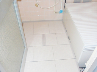 バスルームリフォーム 介護保険適用商品「浴室すのこカラリ床」で段差を解消