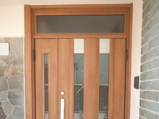 エクステリアリフォーム 明るい印象に変える、木目カラーの玄関ドア