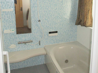 バスルームリフォーム 棚とカウンターが取り外しできる、お掃除しやすいバスルーム