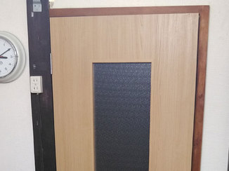 小工事 レバーハンドルが使いやすい木目調のドア