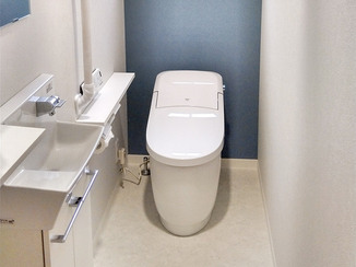 トイレリフォーム 水漏れを修繕し手洗いカウンター付き最新トイレへ