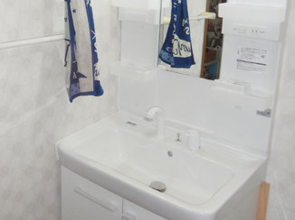 洗面リフォーム 明るく使いやすい洗面化粧台と快適な暖房便座のトイレ